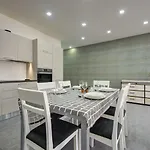 Forum Swieqi, Luxury Apartment, 2bd-2bh, Sleeps 4 *