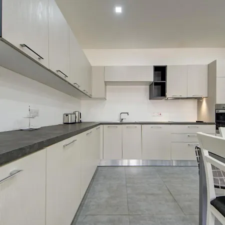 Forum Swieqi, Luxury Apartment, 2bd-2bh, Sleeps 4 Is-Swieqi