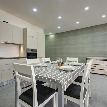 Forum Swieqi, Luxury Apartment, 2bd-2bh, Sleeps 4 *