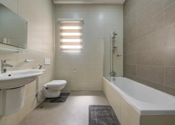 Forum Swieqi, Luxury Apartment, 2bd-2bh, Sleeps 4
