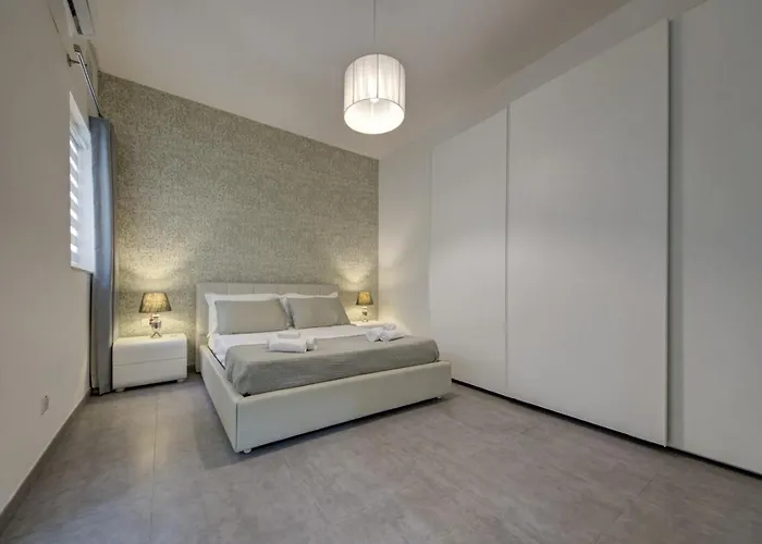 Apartamento Forum Swieqi, Luxury Apartment, 2bd-2bh, Sleeps 4 *