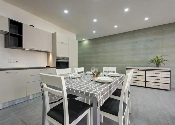 Forum Swieqi, Luxury Apartment, 2bd-2bh, Sleeps 4 *