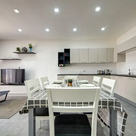 Forum Swieqi, Luxury Apartment, 2bd-2bh, Sleeps 4 Apartment