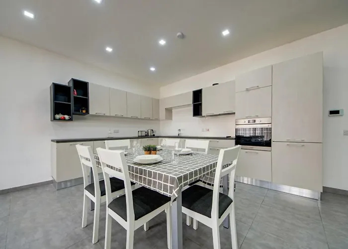 Forum Swieqi, Luxury Apartment, 2bd-2bh, Sleeps 4 Apartament *