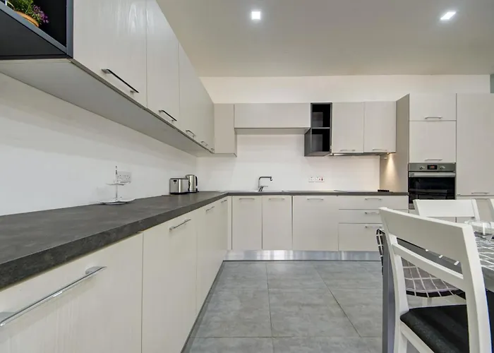 Forum Swieqi, Luxury Apartment, 2bd-2bh, Sleeps 4 Is-Swieqi